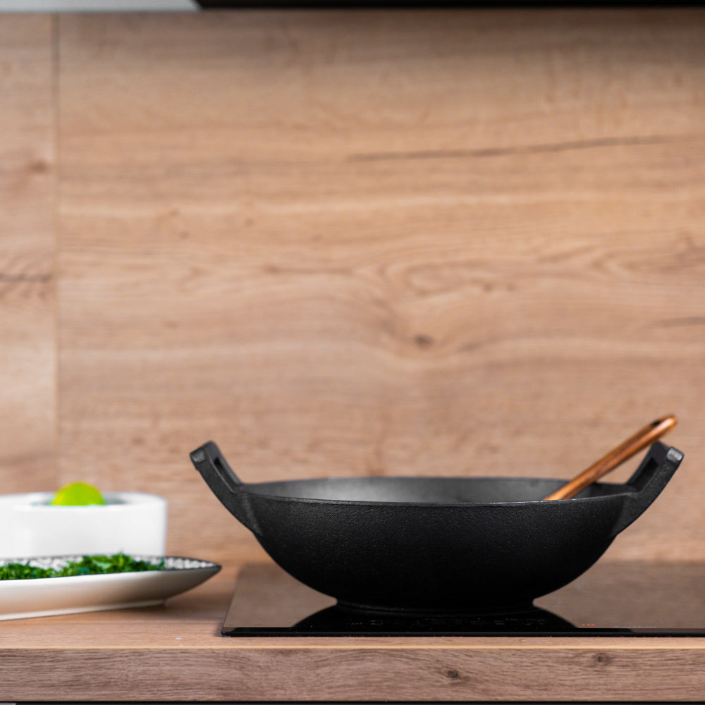 wok-de-cuisine-en-fonte